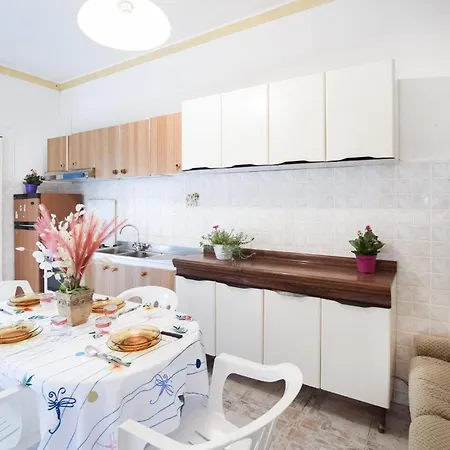 2 Bedroom Cozy In Apartment
